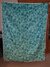 Load image into Gallery viewer, Cozy minkee and flannel quilt