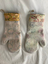 Load image into Gallery viewer, Oven mitt with silicone overlay