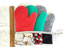 Load image into Gallery viewer, Oven mitt with silicone overlay