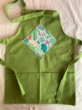 Load image into Gallery viewer, Kids apron on cotton with your choice of fabric
