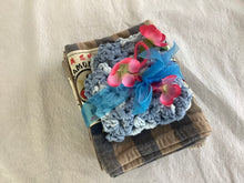 Load image into Gallery viewer, Towels with crocheted dishcloths
