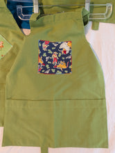 Load image into Gallery viewer, Kids apron on cotton with your choice of fabric
